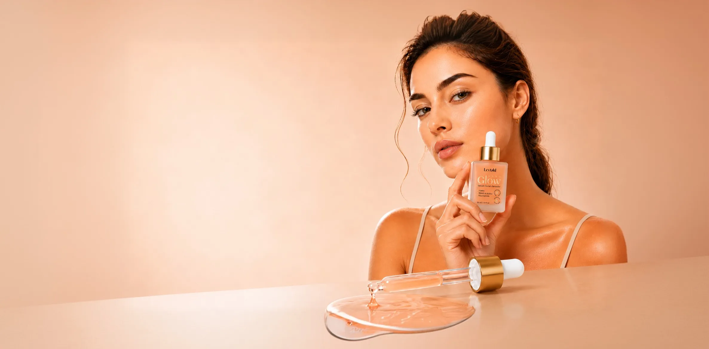 Modelo segurando o sérum NanoGlow, com conta-gotas e textura do produto sobre a mesa