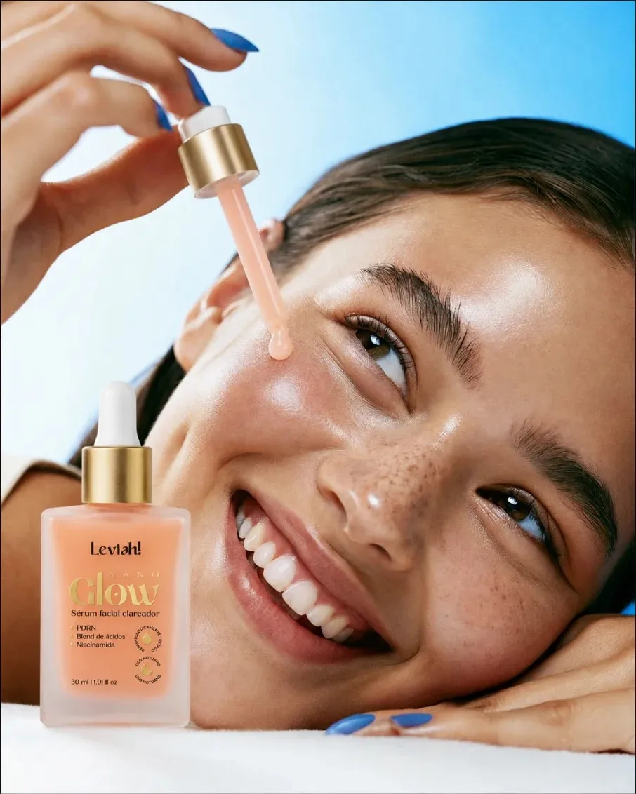 Mariana Saraiva, fundadora da Leviah, sorrindo com o sérum NanoGlow nas mãos
