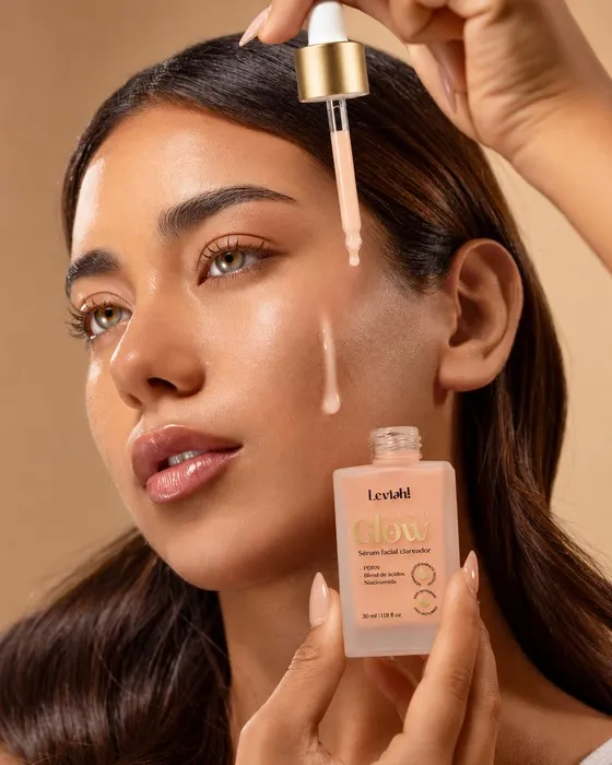 Mulher segurando o frasco de sérum NanoGlow