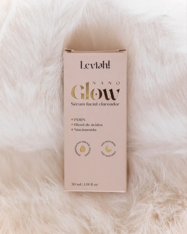 Caixa do sérum NanoGlow da Leviah! sobre um tecido de pelo branco